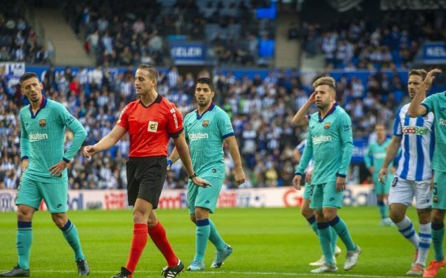Alberola, tras señalar penalti a favor de la Real durante la visita del Barcelona a Anoeta en la Liga 2019-20 (2-2). / RUBEN PLAZA