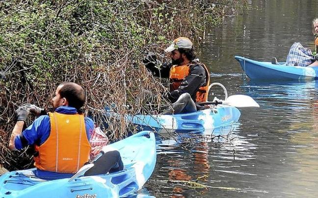 Varios voluntarios limpiando el río en Tolosa. | FOTO: M.S.S. Varios voluntarios limpiando el río en Tolosa. | FOTO: M.S.S.