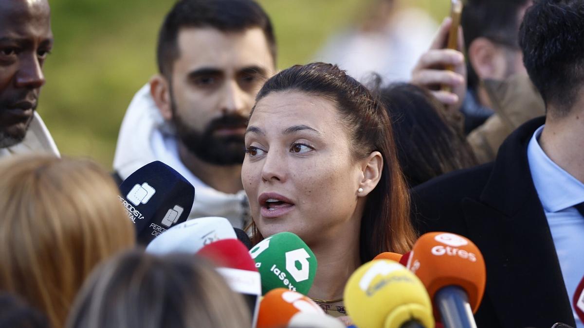 La actriz Elisa Mouliaá , en declaraciones a la prensa a su salida de los juzgados de Plaza de Castilla.