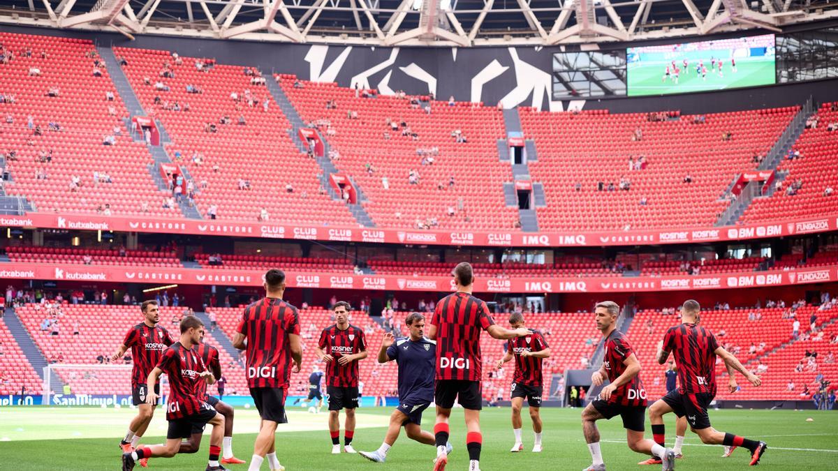 Jugadores del Athletic Club calientan antes del partido de LaLiga EA Sports entre el Athletic Club y el Sevilla FC en San Mamés, el 22 de agosto.