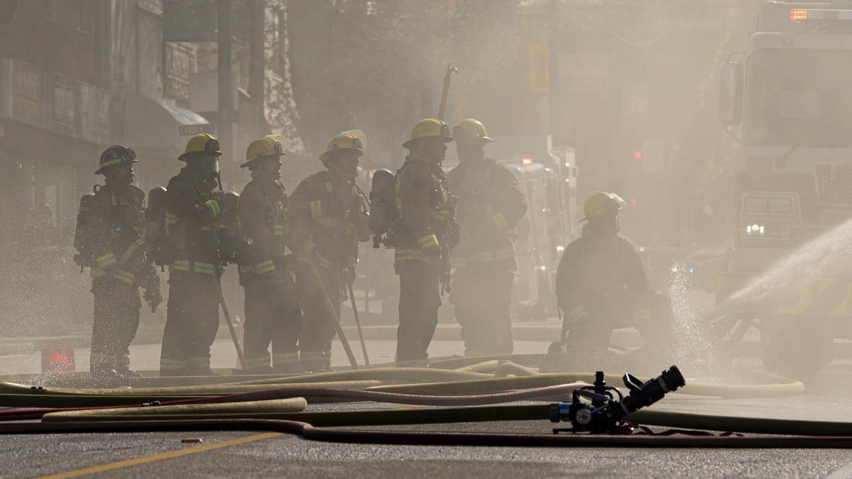 Bomberos desplegados en Canadá.
