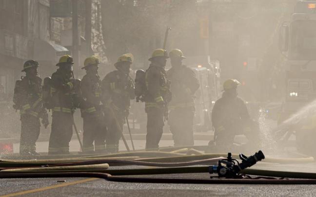 Bomberos desplegados en Canadá.