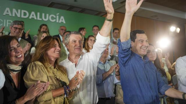 Alberto Núñez Feijóo y Juanma Moreno, durante el acto político del PP en Córdoba.