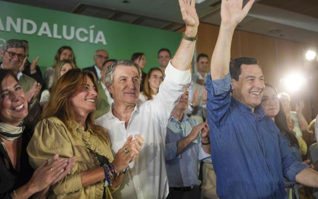 Alberto Núñez Feijóo y Juanma Moreno, durante el acto político del PP en Córdoba.