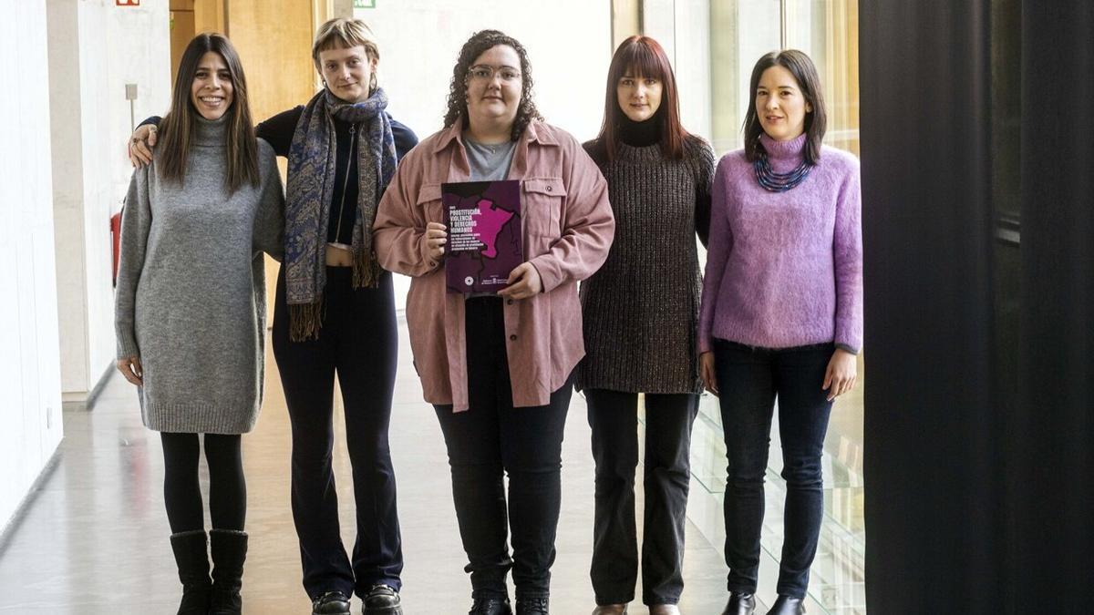 Representación de Médicos del Mundo Navarra, antes de exponer el informe 'Prostitución, Violencia y Derechos Humanos vulnerados en el Parlamento foral