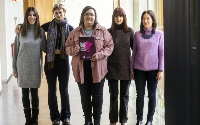 Representaci&oacute;n de M&eacute;dicos del Mundo Navarra, antes de exponer el informe 'Prostituci&oacute;n, Violencia y Derechos Humanos vulnerados en el Parlamento foral
