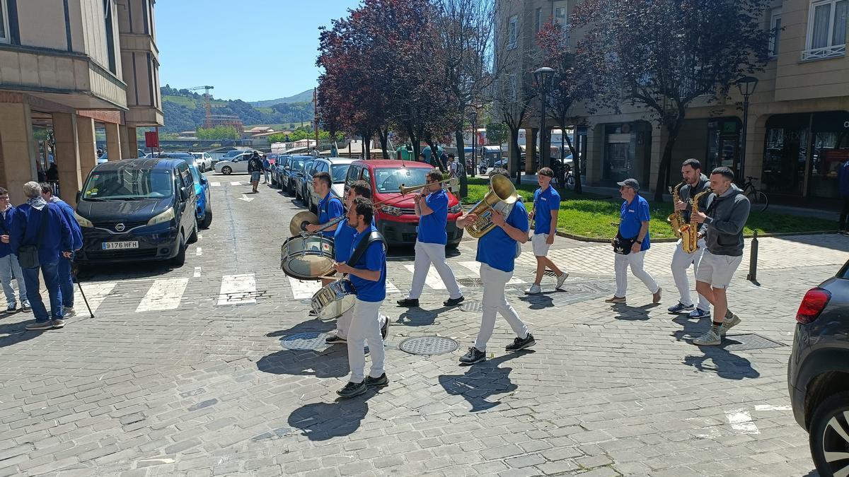 Txaranga este lunes al mediodía en Zumaia, mientras no había luz en todo el municipio.