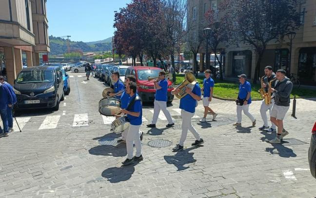 Txaranga este lunes al mediodía en Zumaia, mientras no había luz en todo el municipio.