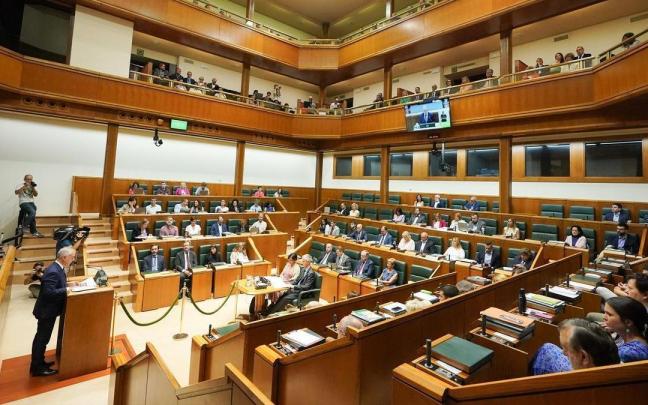 Iñigo Urkullu interviene en un pleno en el parlamento vasco