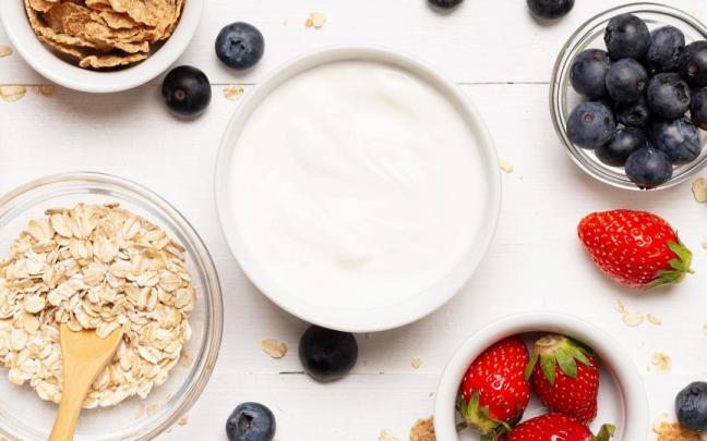 Tazón de yogur griego rodeado de frutas y cereales. Tazón de yogur griego rodeado de frutas y cereales.