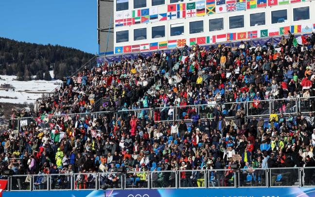 Imagen del público en una de las gradas creadas para los Juegos Olímpicos de Invierno de Milán-Cortina.