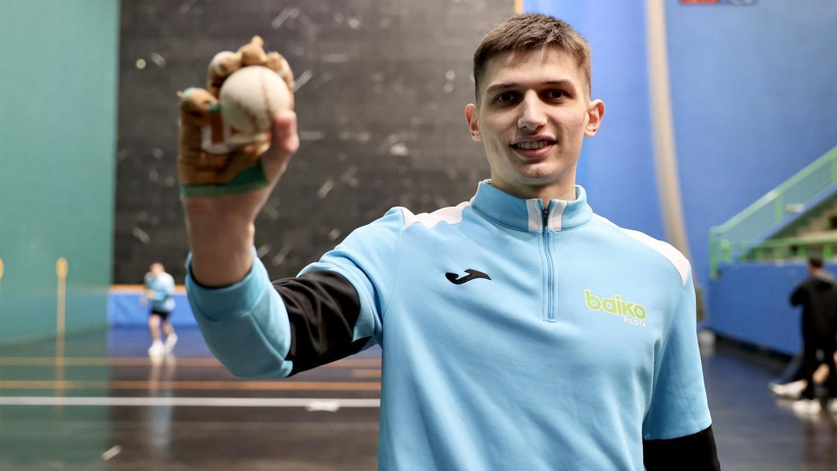 Unax Landa posa en el frontón de Beasain.