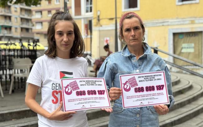 La edil Eva Abuin y la técnica Amets Beltrán de Guevara muestran el teléfono de atención ante los casos de violencia machista.