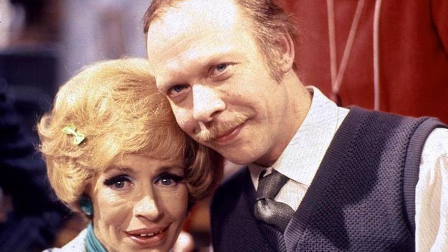 Los actores británicos Yootha Joyce y Brian Murphy, caracterizados como Mildred y George Roper.