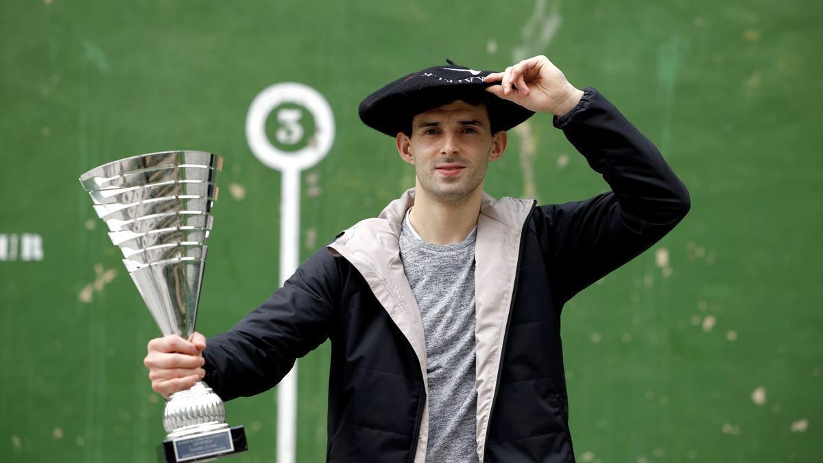 Jokin Altuna posa en Amezketa con la txapela y el trofeo de campeón del Manomanista.