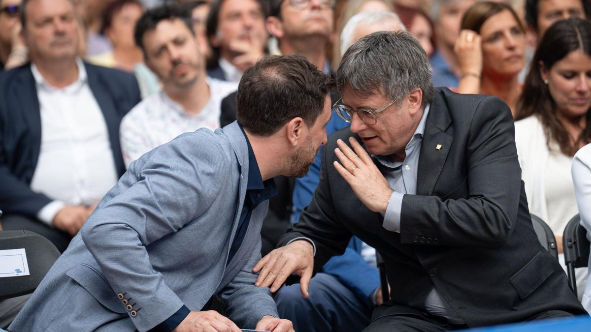 Carles Puigdemont conversa con el cabeza de lista de Junts en las europeas, el también exiliado Toni Comín