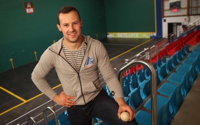 Aitor Elordi posa en Mallabia antes de la final del Manomanista de 2023 ante Jokin Altuna.