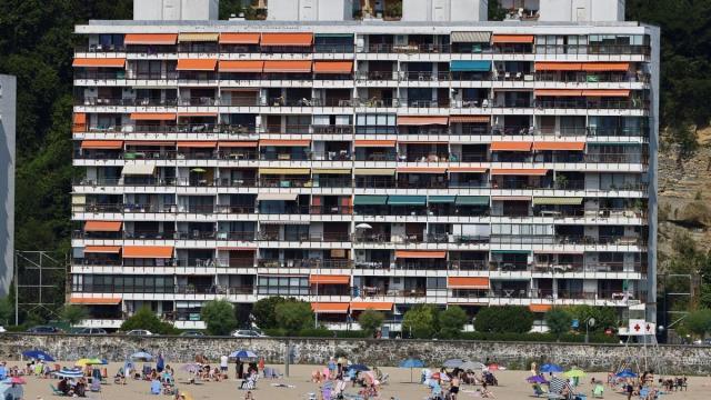 Bloque con muchas viviendas detrás de la playa de Hondarribia.
