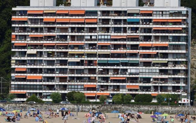 Bloque con muchas viviendas detrás de la playa de Hondarribia.
