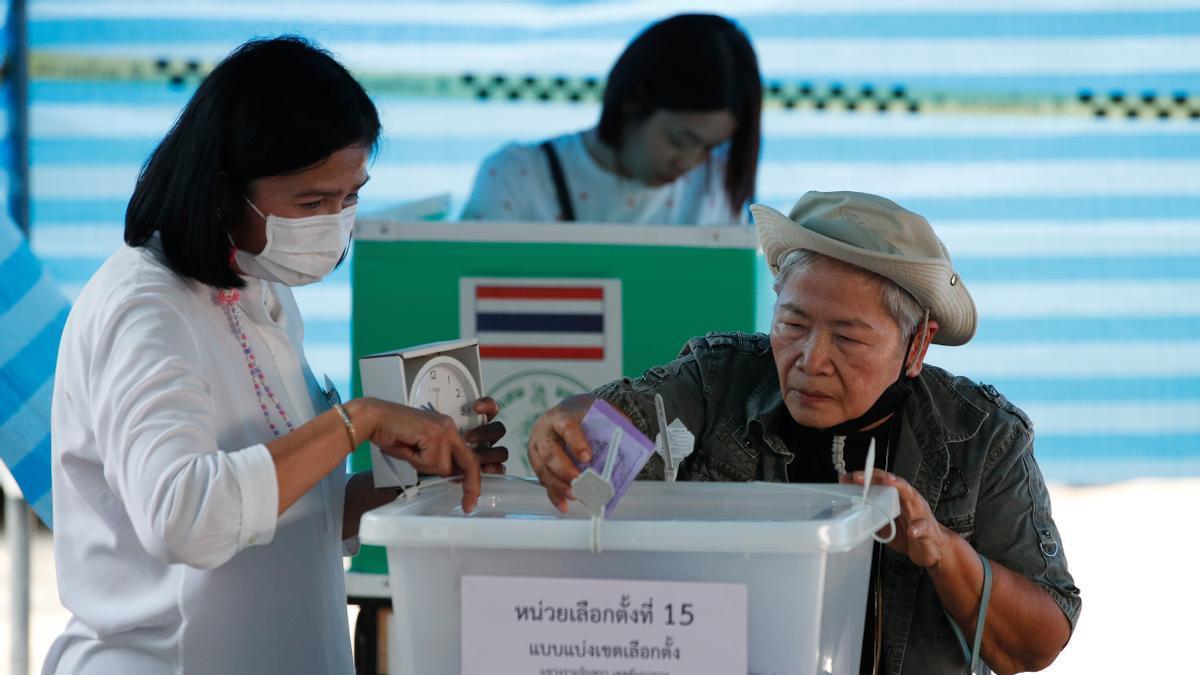 Un hombre vota en Bangkok en las elecciones que se celebran este domingo en Tailandia.