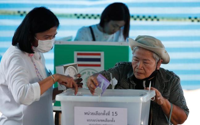 Un hombre vota en Bangkok en las elecciones que se celebran este domingo en Tailandia.