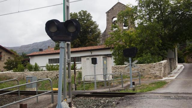 El paso a nivel de Aprikano, en Kiartango. / JORGE MUÑOZ