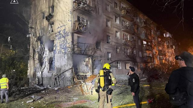 Ascienden a nueve los muertos y a 30 los heridos en un ataque con misiles balísticos rusos sobre Kiev.