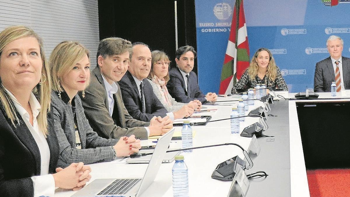 Representantes de Gobierno vasco, español y diputaciones, reunidos ayer en Gasteiz.