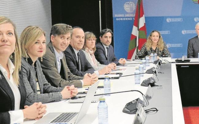 Representantes de Gobierno vasco, español y diputaciones, reunidos ayer en Gasteiz.