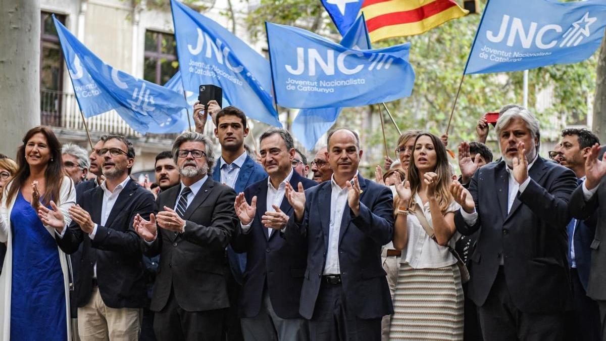 El presidente del EBB del PNV, Aitor Esteban, junto a representantes de Junts en la ofrenda floral al monumento de Rafael Casanova por la Diada.