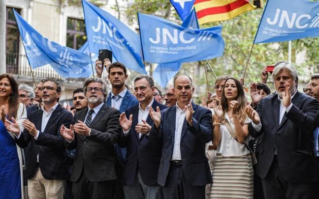 El presidente del EBB del PNV, Aitor Esteban, junto a representantes de Junts en la ofrenda floral al monumento de Rafael Casanova por la Diada.