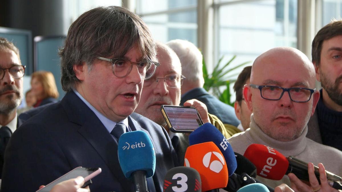 Carles Puigdemont, acompañado de su abogado Gonzalo Boye, atendiendo a los medios de comunicación.