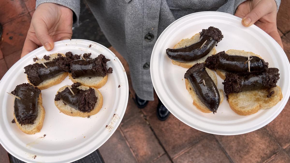 Pese a la lluvia, Beasain disfruta de su morcilla