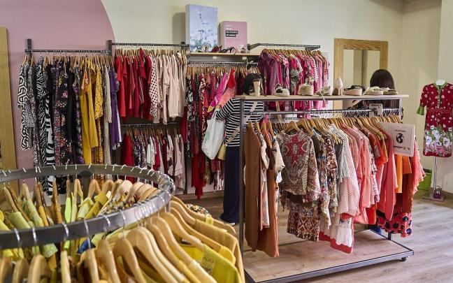 Un comercio de Koopera de venta de ropa de segunda mano.