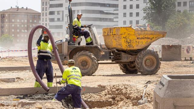 Trabajadores en una obra en una jornada de calor.