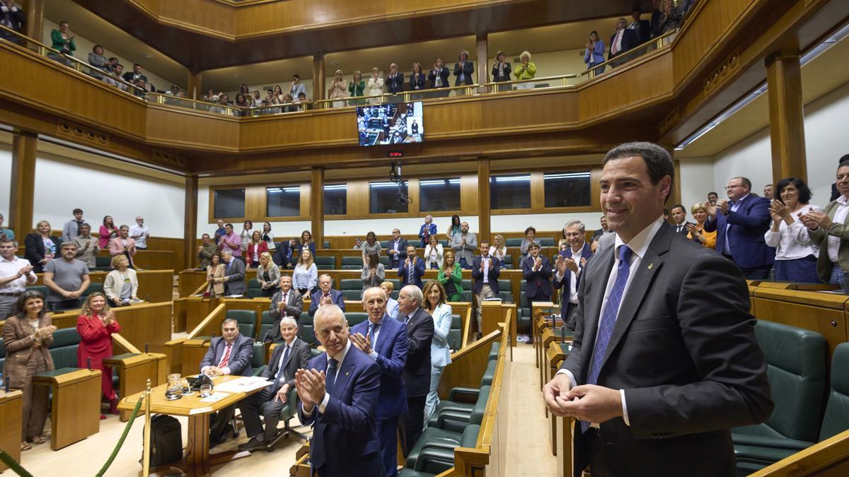 El lehendakari, Imanol Pradales, en el Parlamento Vasco