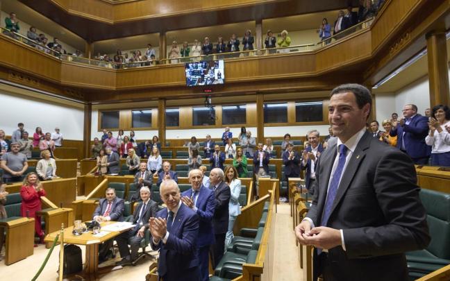 El lehendakari, Imanol Pradales, en el Parlamento Vasco