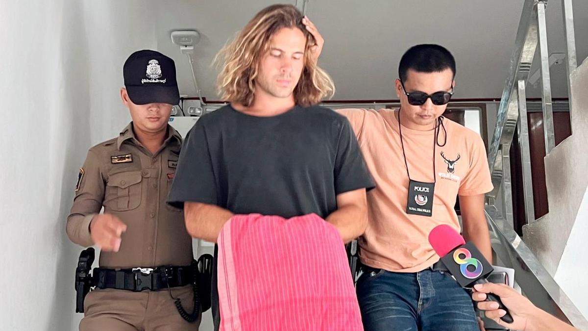 Daniel Sancho siendo trasladado por la policía tailandesa.