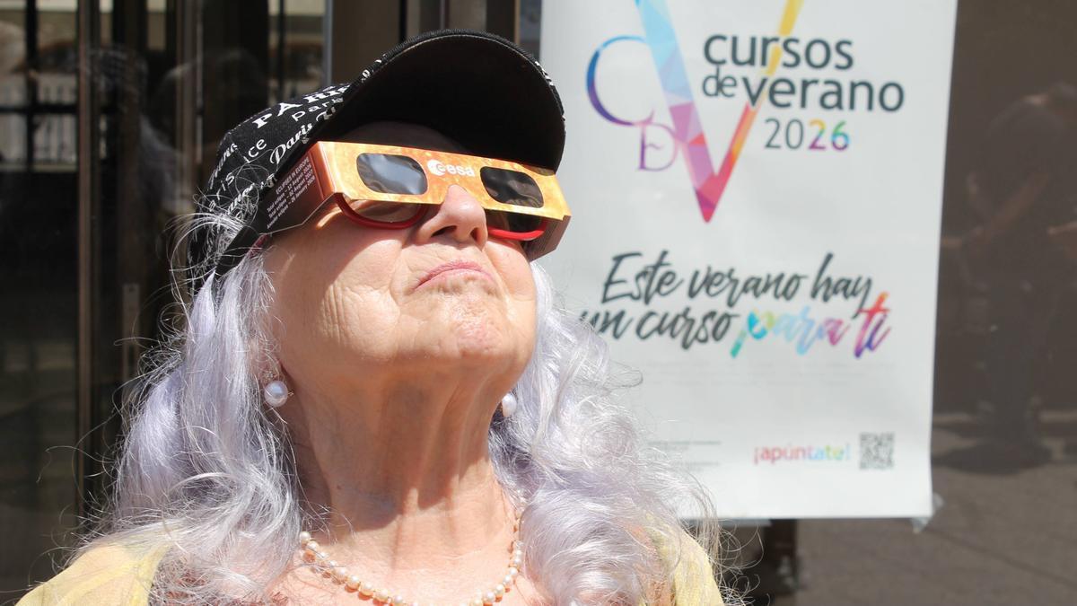 Una participante realiza una actividad denominada 'Descubre el sol' en los Jardines de El Albéitar de la ULE.