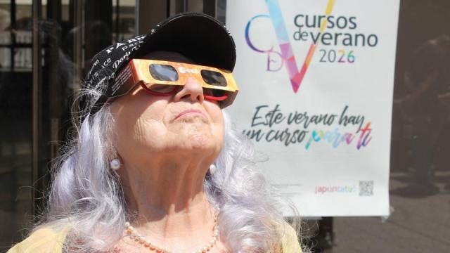 Una participante realiza una actividad denominada 'Descubre el sol' en los Jardines de El Albéitar de la ULE.