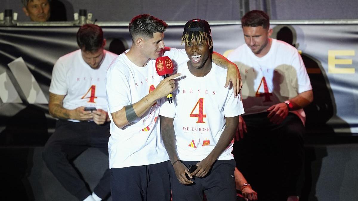Nico Williams y Álvaro Morata durante la celebración de la Eurocopa en la Cibeles