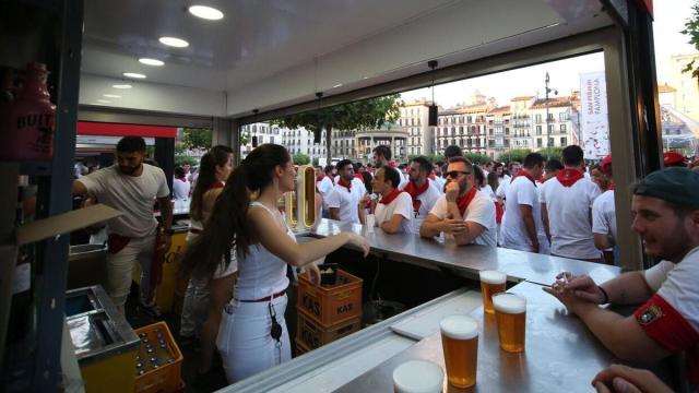 Una de las barras de la plaza, con vasos desechables.