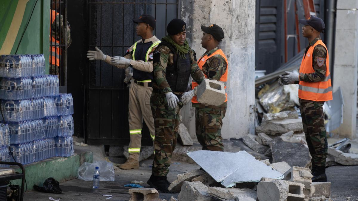Sigue sin pausa la búsqueda entre escombros en discoteca de Santo Domingo. con 98 muertos