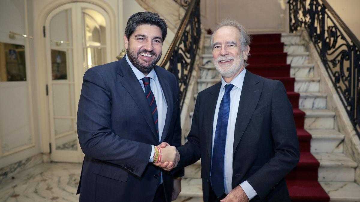 Fernando López Miras (i) se reúne en Bruselas con el embajador de España en bélgica, Alberto Antón Cortés.