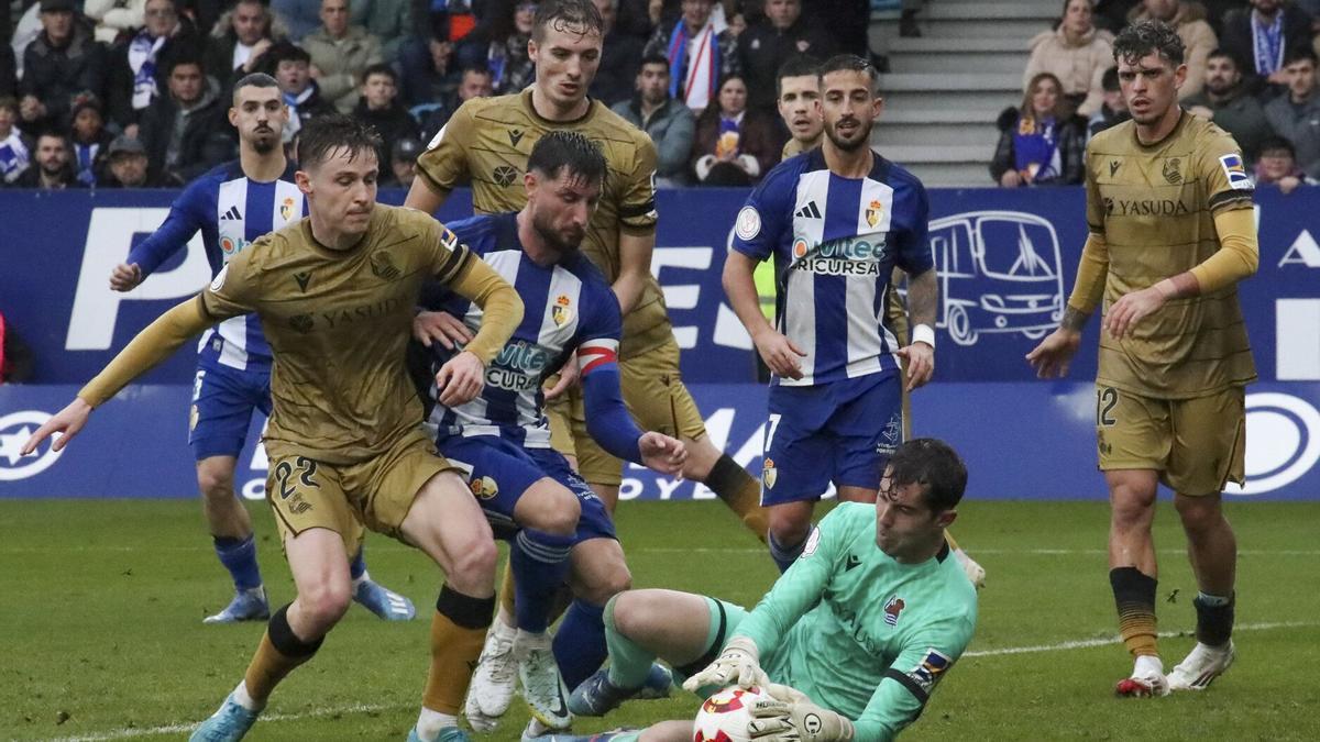 Unai Marrero ataja un balón, en el partido que la Real Sociedad disputó el domingo pasado ante la Ponferradina en El Toralín. / ANA F.BARREDO