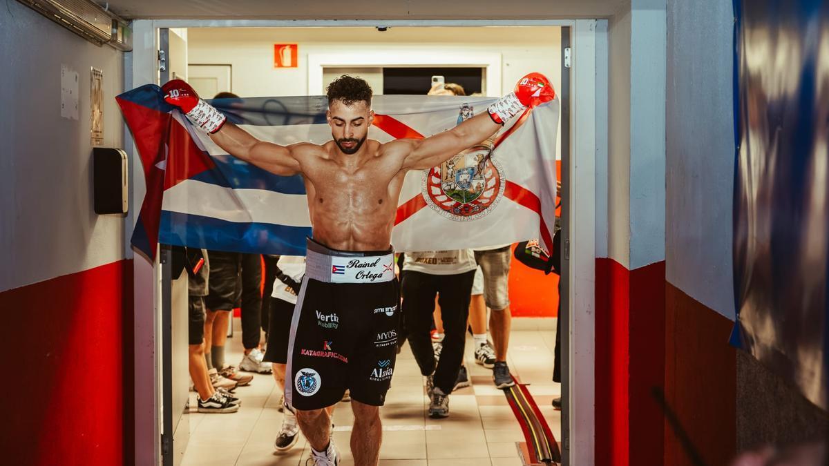 Rainel Ortega antes de su debut profesional, con las banderas de Hondarribia y Cuba