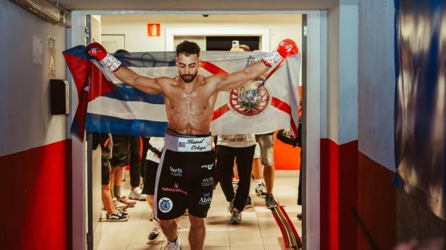 Rainel Ortega antes de su debut profesional, con las banderas de Hondarribia y Cuba