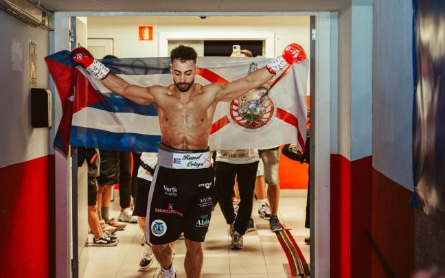 Rainel Ortega antes de su debut profesional, con las banderas de Hondarribia y Cuba