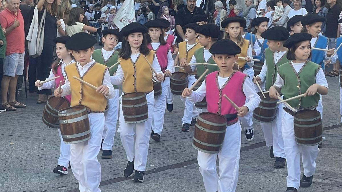 Una pasada edición de la tamborrada infantil que anuncia la llegada de las fiestas.