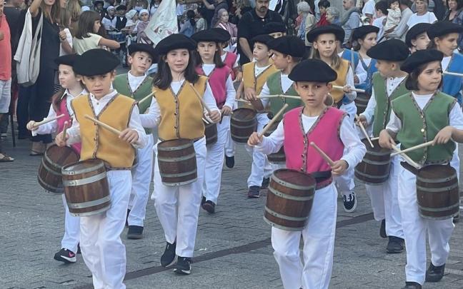 Una pasada edición de la tamborrada infantil que anuncia la llegada de las fiestas.